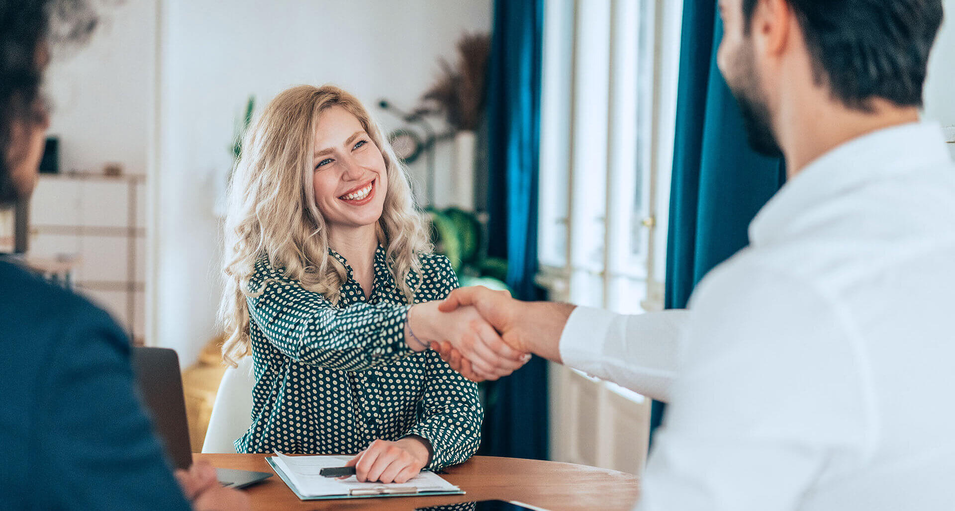 Dame aus dem Personalwesen begrüßt neuen Mitarbeiter