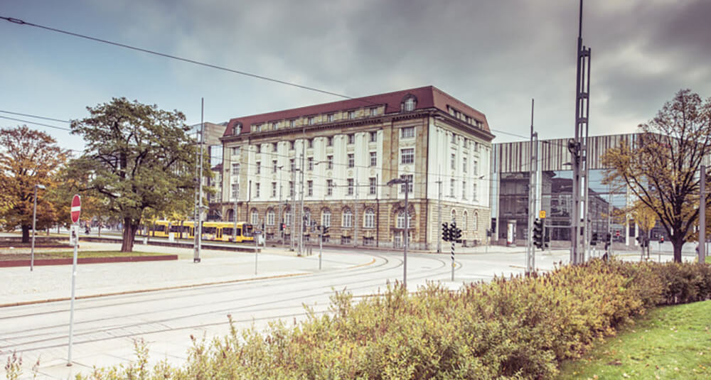 Das Haus der Sächsischen Ärzteversorgung, daneben fährt eine Straßenbahn