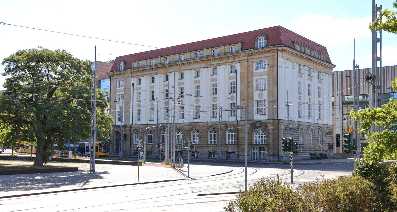 Das Haus der Sächsischen Ärzteversorgung, daneben fährt eine Straßenbahn