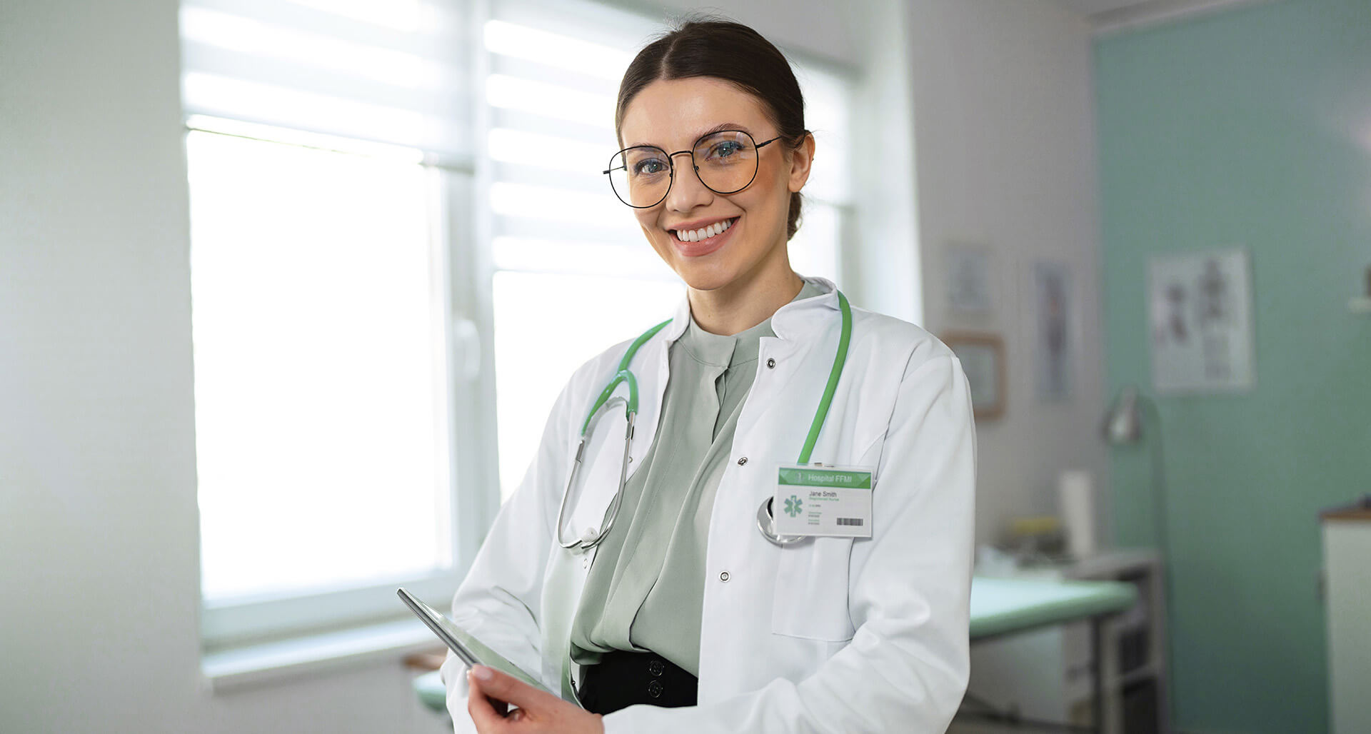 Junge Ärztin schaut lächelnd in die Kamera