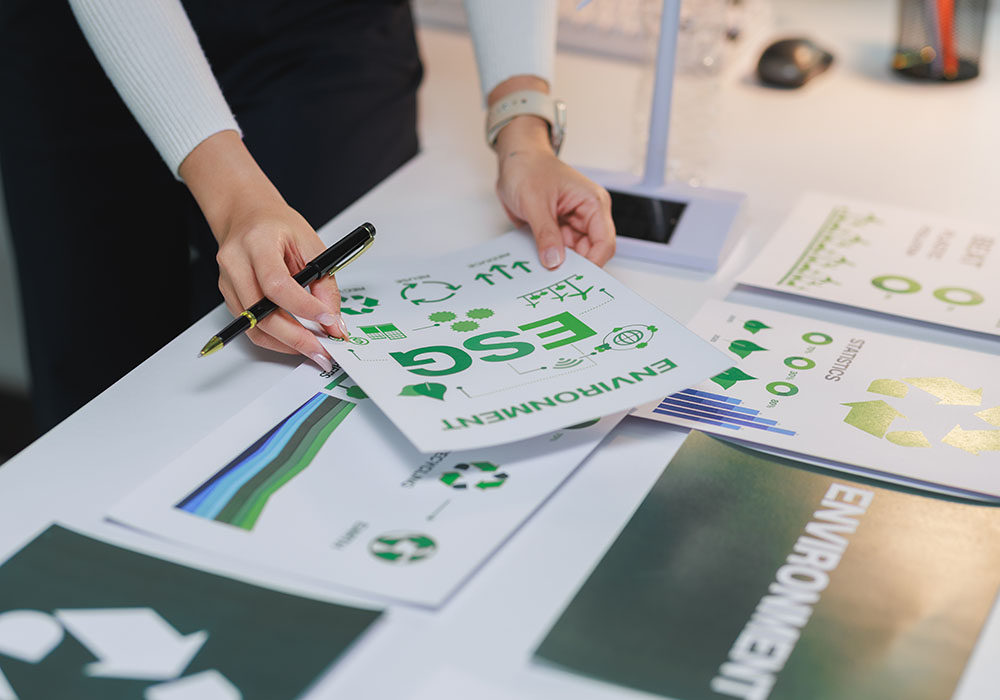 Mitarbeiterin der Kapitalanlage analysiert ESG-Umwelt-, Sozial- und Governance-Berichte