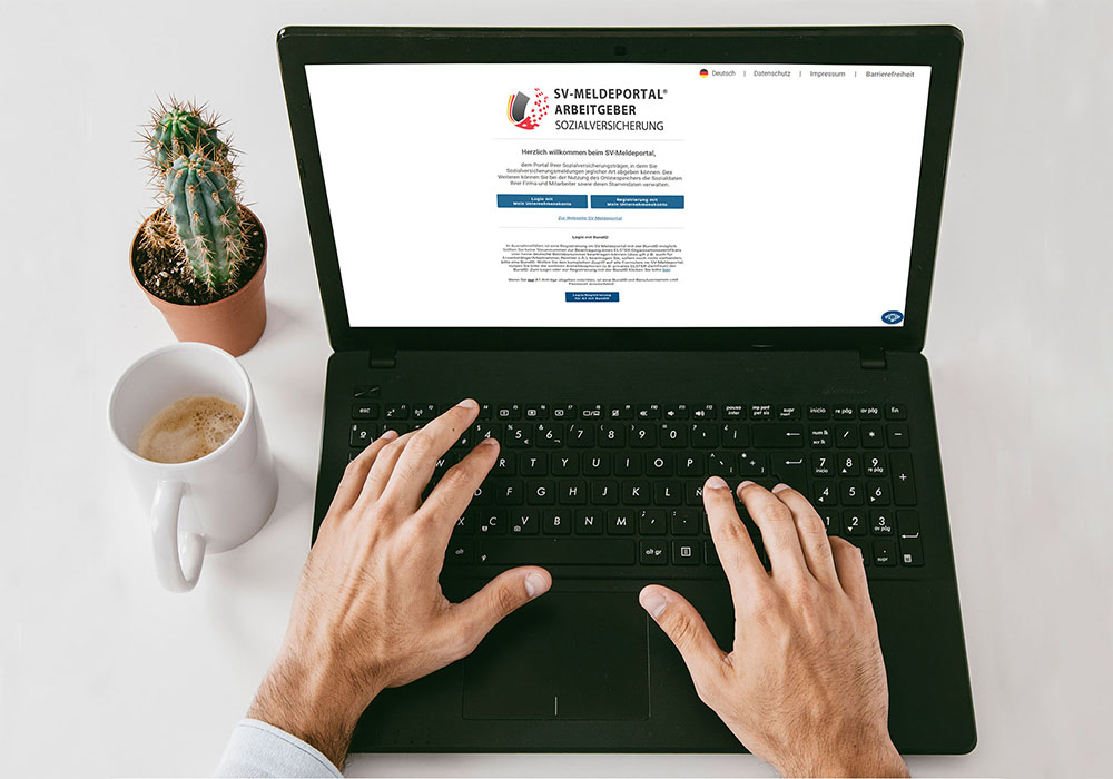 Laptop mit zwei Händen