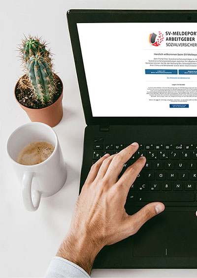 Männliche Hand mit Laptop