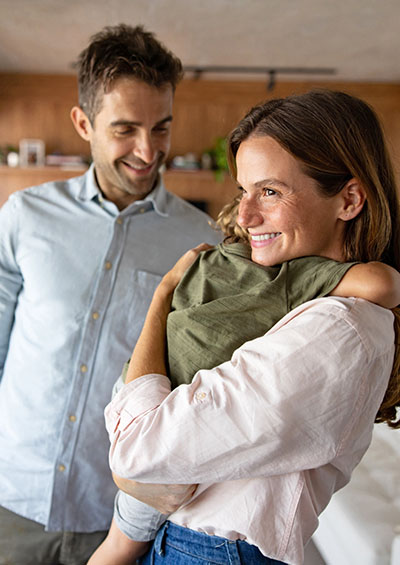 Junges glückliches Paar mit Kind