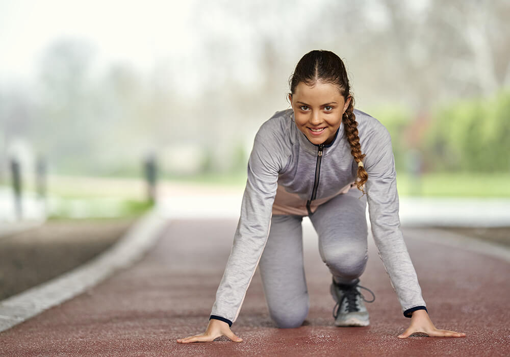 Junge Ärztin bereitet sich darauf vor, im Park zu laufen