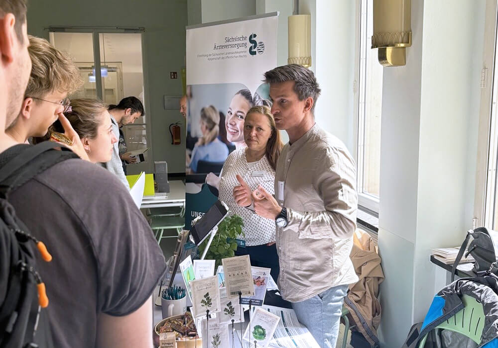 Mitarbeiter der SÄV beraten angehende Mediziner am Stand