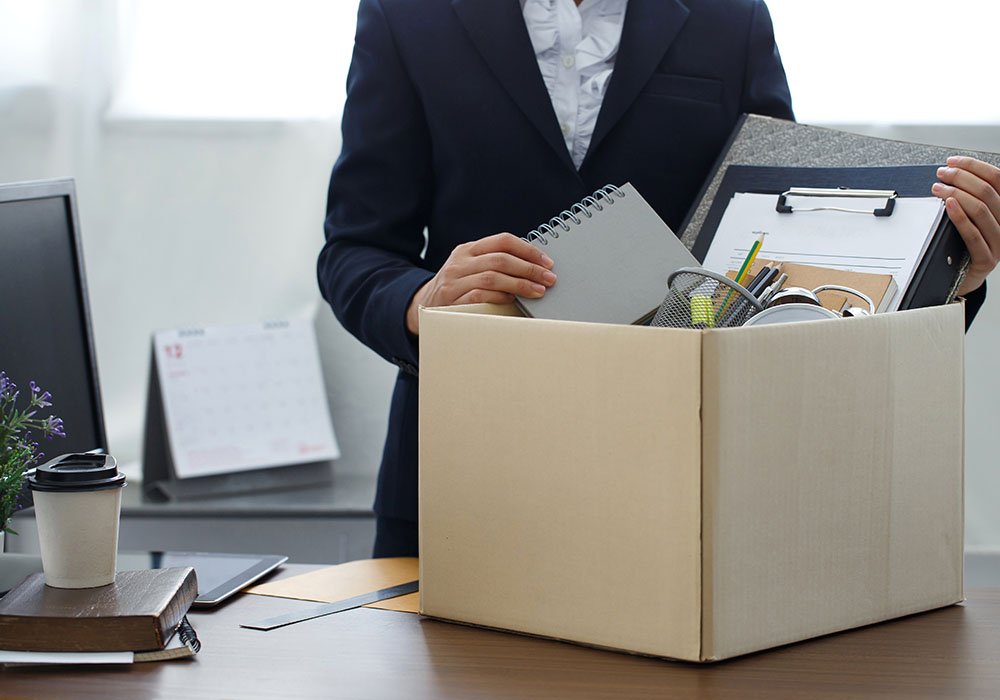 Frau packt ihre Sachen und wechselt den Job