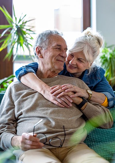Glückliches älteres Rentnerpaar genießt den Ruhestand