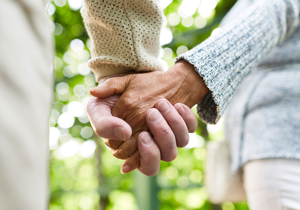Zwei Hände, die sich in Zuneigung festhalten