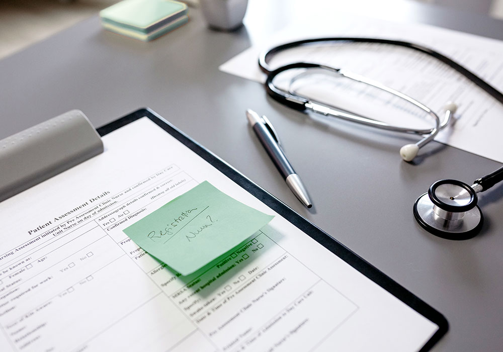 Arztpult mit Dokumenten und Stethoskop