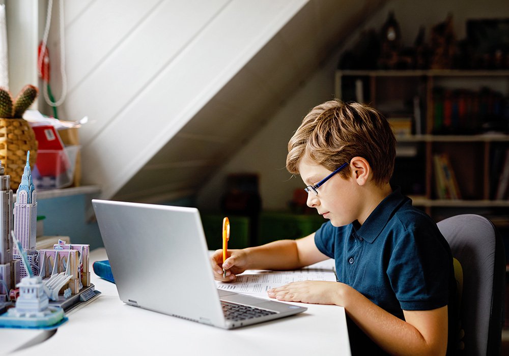 Kind sitzt bei den Hausaufgaben